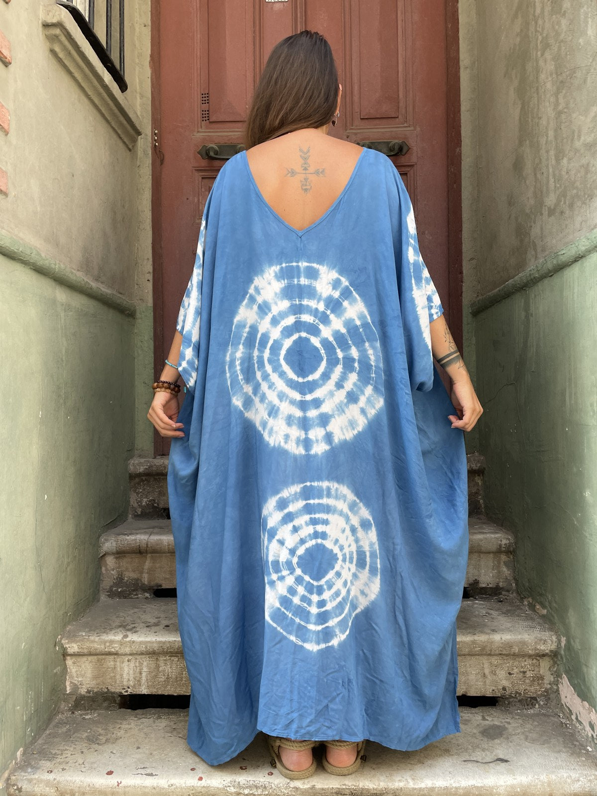 Bohem Batik Geniş V Yaka Uzun Mavi Beyaz Elbise