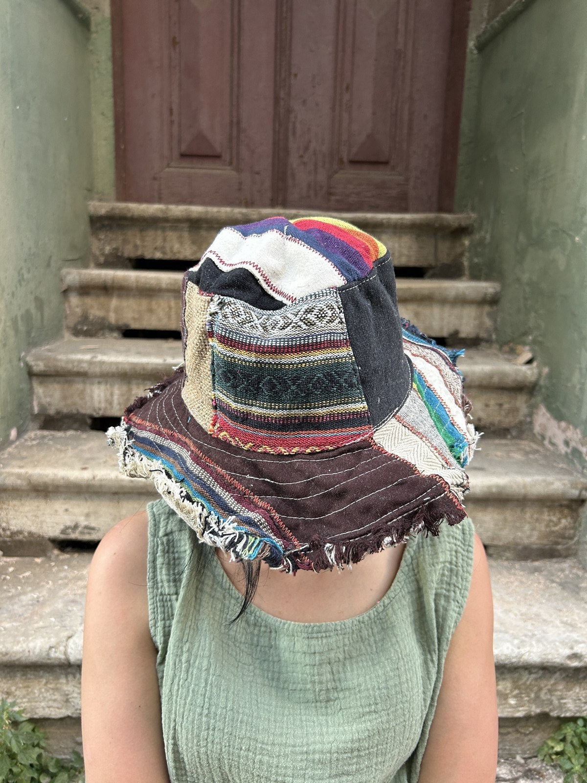 Bohem tarzda unisex Nepal patchwork şapka, %100 pamuk ve hemp kumaşlardan, renkli ve çeşitli desenlerle el yapımı.