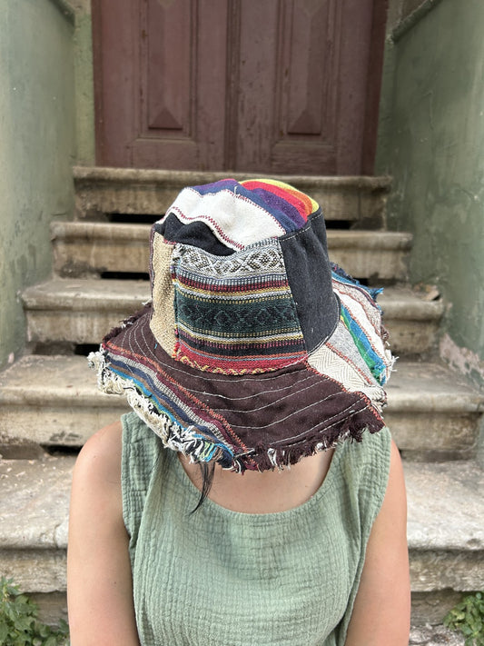 Bohem tarzda unisex Nepal patchwork şapka, %100 pamuk ve hemp kumaşlardan, renkli ve çeşitli desenlerle el yapımı.