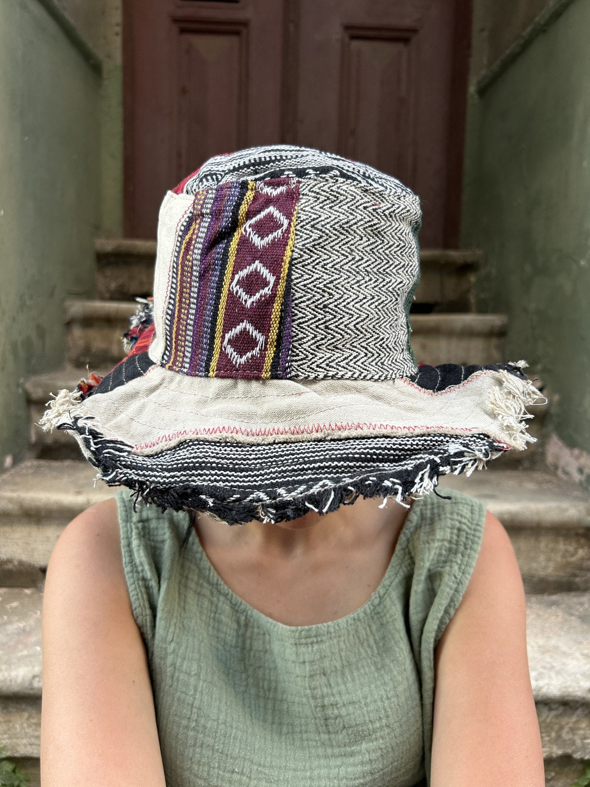 Unisex Nepal Pure Hemp gri kırmızı patchwork şapka, %100 pamuk ve hemp kumaşlardan el yapımı, farklı renk ve desenlerle bohem tarzda.