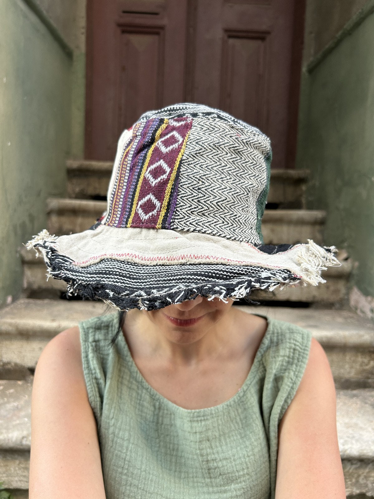 Unisex Nepal Pure Hemp gri kırmızı patchwork şapka, %100 pamuk ve hemp kumaşlardan el yapımı, farklı renk ve desenlerle bohem tarzda.