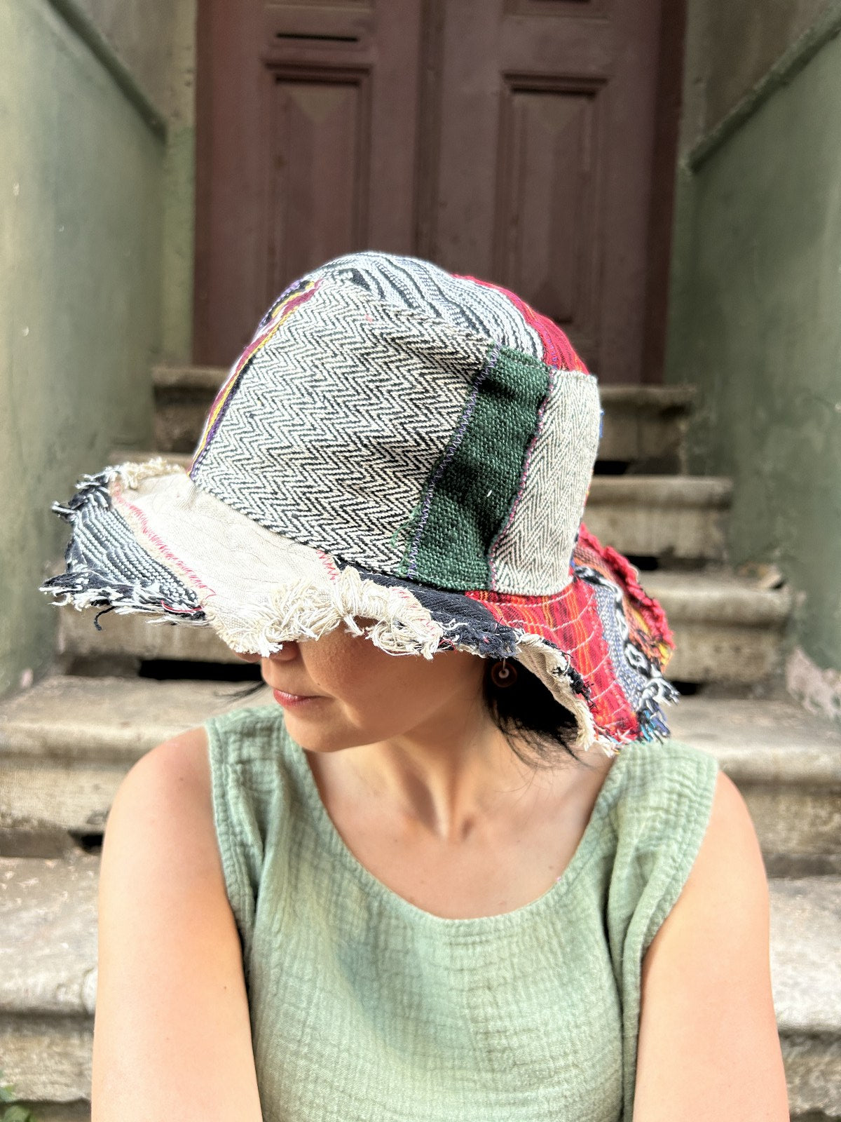 Unisex Nepal Pure Hemp gri kırmızı patchwork şapka, %100 pamuk ve hemp kumaşlardan el yapımı, farklı renk ve desenlerle bohem tarzda.