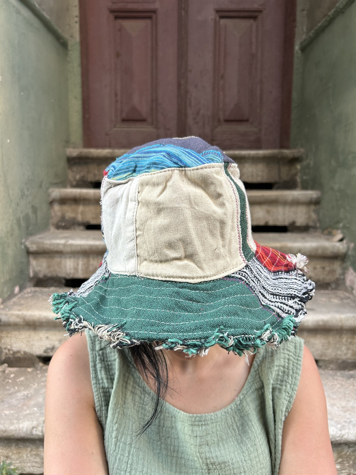 Bohem Unisex Nepal Pure Hemp Mavi Bej Patchwork Şapka, %100 pamuk ve hemp malzemeden el yapımı. Bohem tarzınızı yansıtın, her mevsimde rahatlık ve şıklık katın. Şimdi keşfedin!