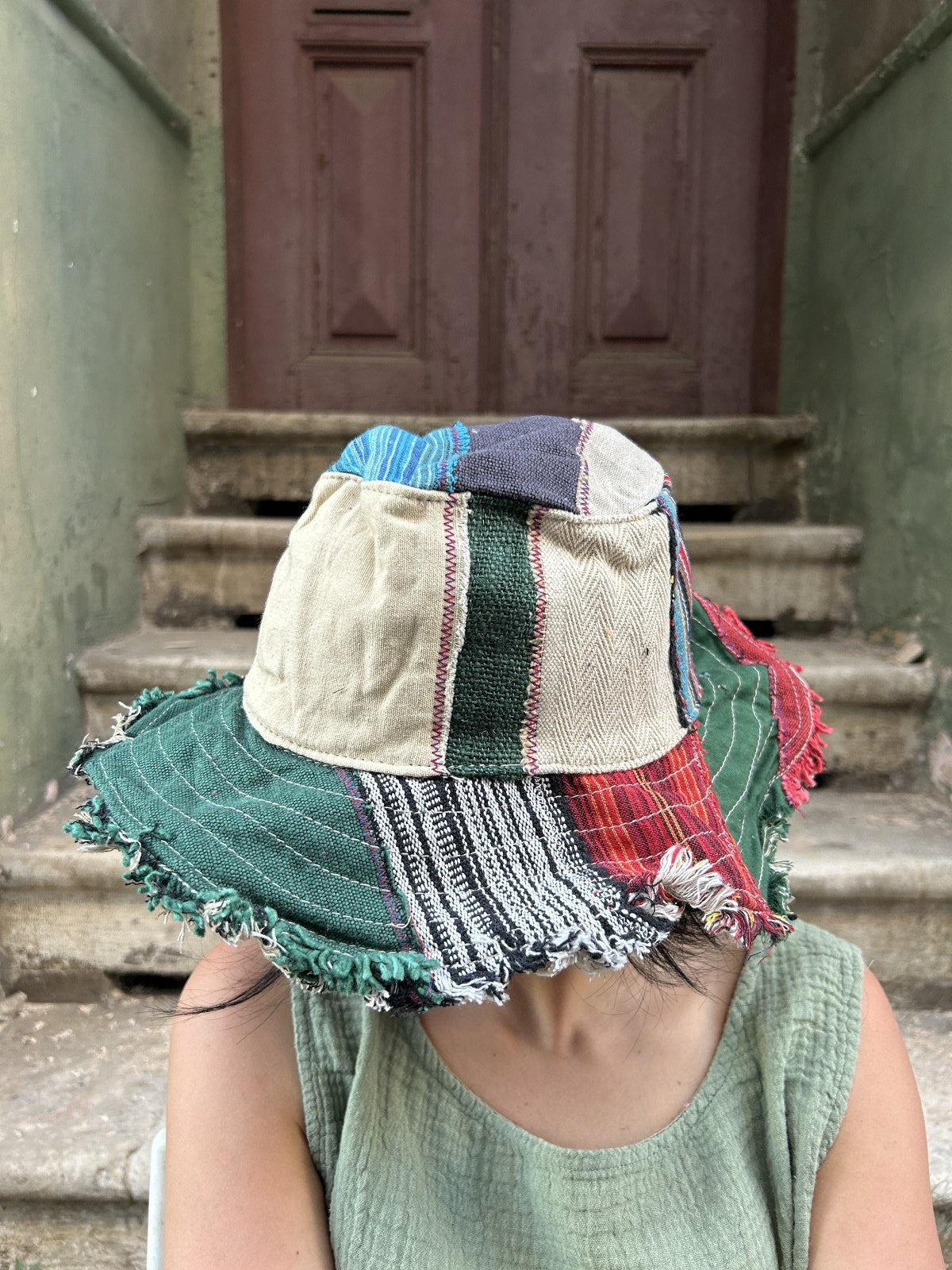 Bohem Unisex Nepal Pure Hemp Mavi Bej Patchwork Şapka, %100 pamuk ve hemp malzemeden el yapımı. Bohem tarzınızı yansıtın, her mevsimde rahatlık ve şıklık katın. Şimdi keşfedin!