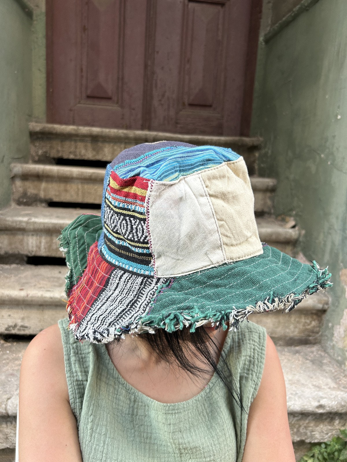 Bohem Unisex Nepal Pure Hemp Mavi Bej Patchwork Şapka, %100 pamuk ve hemp malzemeden el yapımı. Bohem tarzınızı yansıtın, her mevsimde rahatlık ve şıklık katın. Şimdi keşfedin!