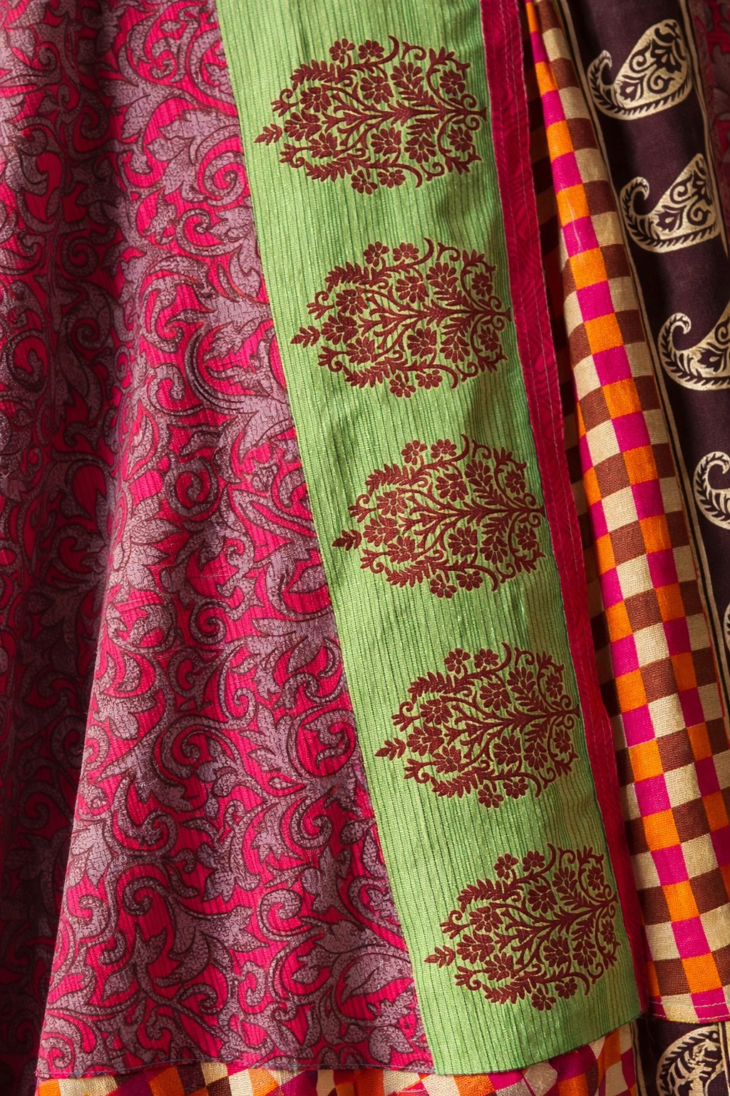 Çift Taraflı Bağlamalı İpek Etek – Pembe Çiçekli Desenli (Nepal)