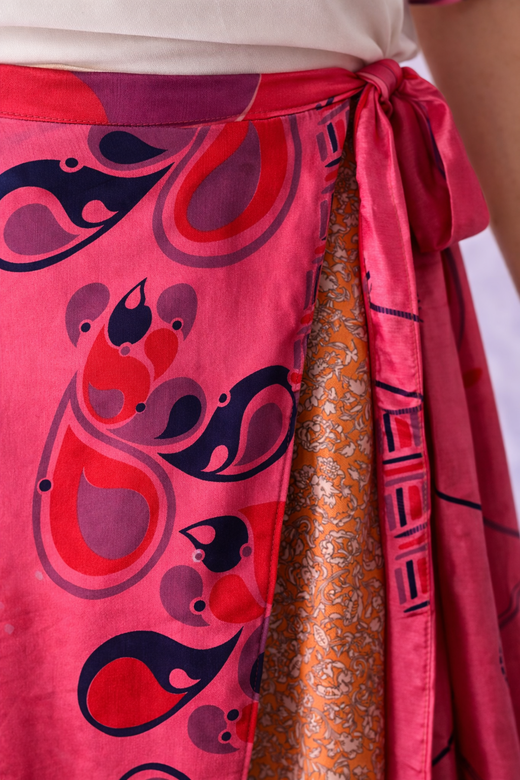 Çift Taraflı Bağlamalı İpek Etek – Pembe Desenli (Nepal)