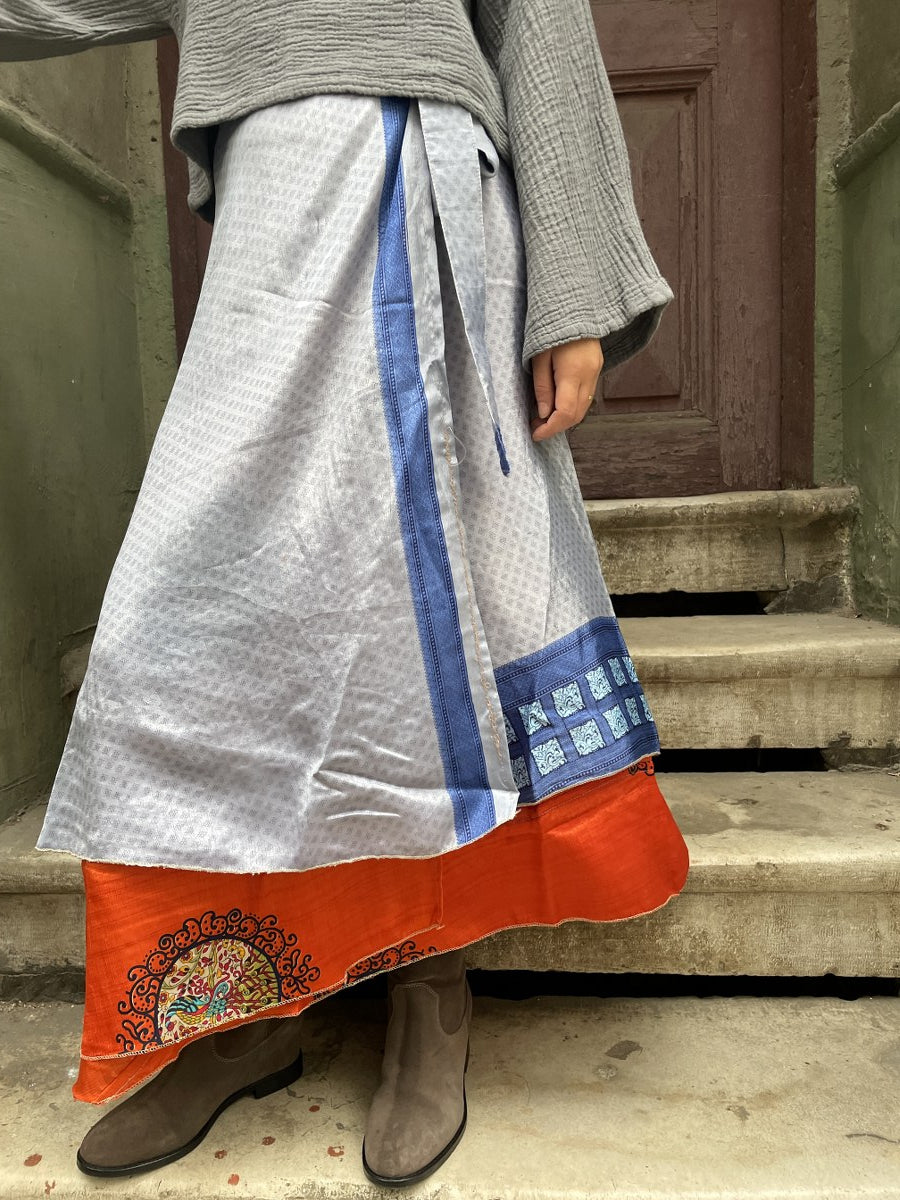 Boho Yaşam, doğallığın ve özgünlüğün buluştuğu tasarımlarla ruhunuzu yansıtır. Çift taraflı çiçek desenli ipek eteğimiz, hem günlük hem de özel kombinlerinizde size farklı bir ifade özgürlüğü sunar.