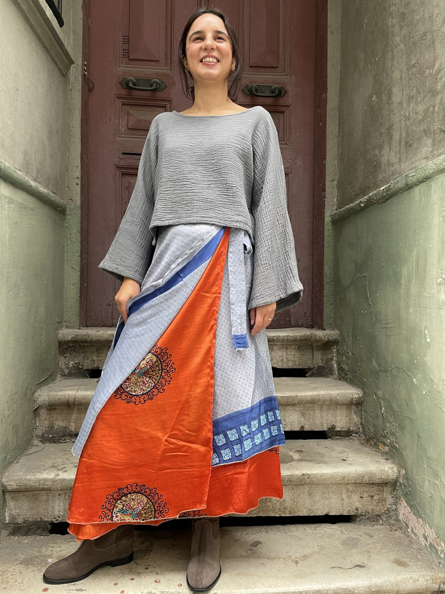 Boho Yaşam, doğallığın ve özgünlüğün buluştuğu tasarımlarla ruhunuzu yansıtır. Çift taraflı çiçek desenli ipek eteğimiz, hem günlük hem de özel kombinlerinizde size farklı bir ifade özgürlüğü sunar.