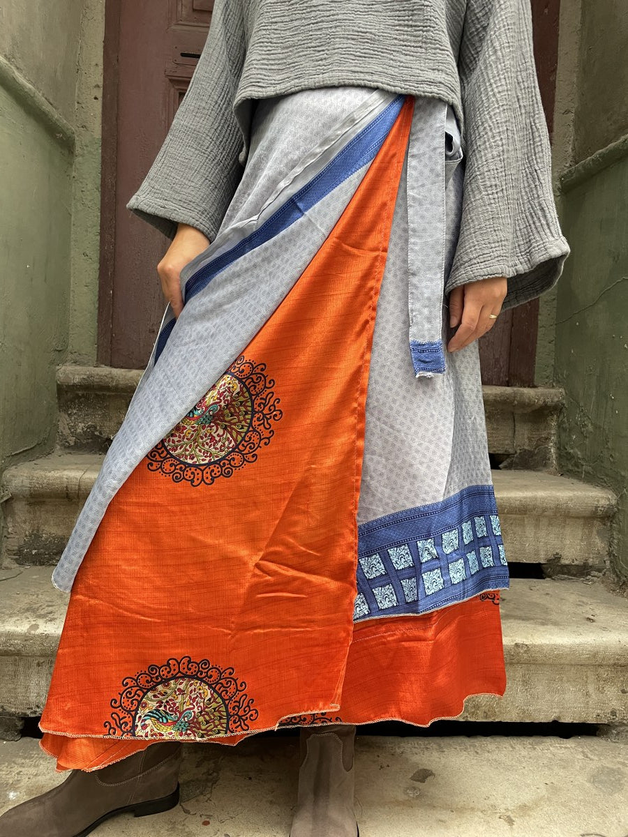 Boho Yaşam, doğallığın ve özgünlüğün buluştuğu tasarımlarla ruhunuzu yansıtır. Çift taraflı çiçek desenli ipek eteğimiz, hem günlük hem de özel kombinlerinizde size farklı bir ifade özgürlüğü sunar.