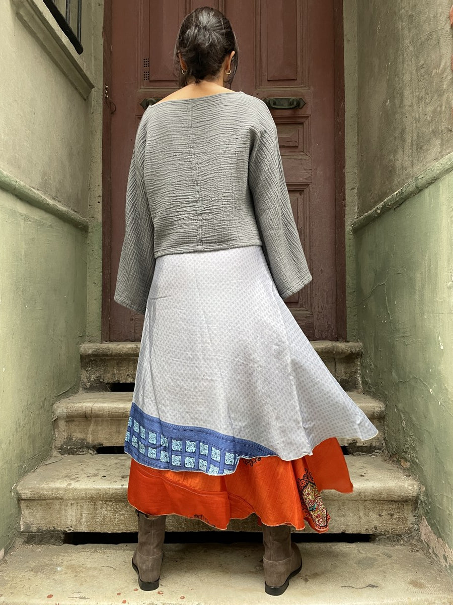 Boho Yaşam, doğallığın ve özgünlüğün buluştuğu tasarımlarla ruhunuzu yansıtır. Çift taraflı çiçek desenli ipek eteğimiz, hem günlük hem de özel kombinlerinizde size farklı bir ifade özgürlüğü sunar.