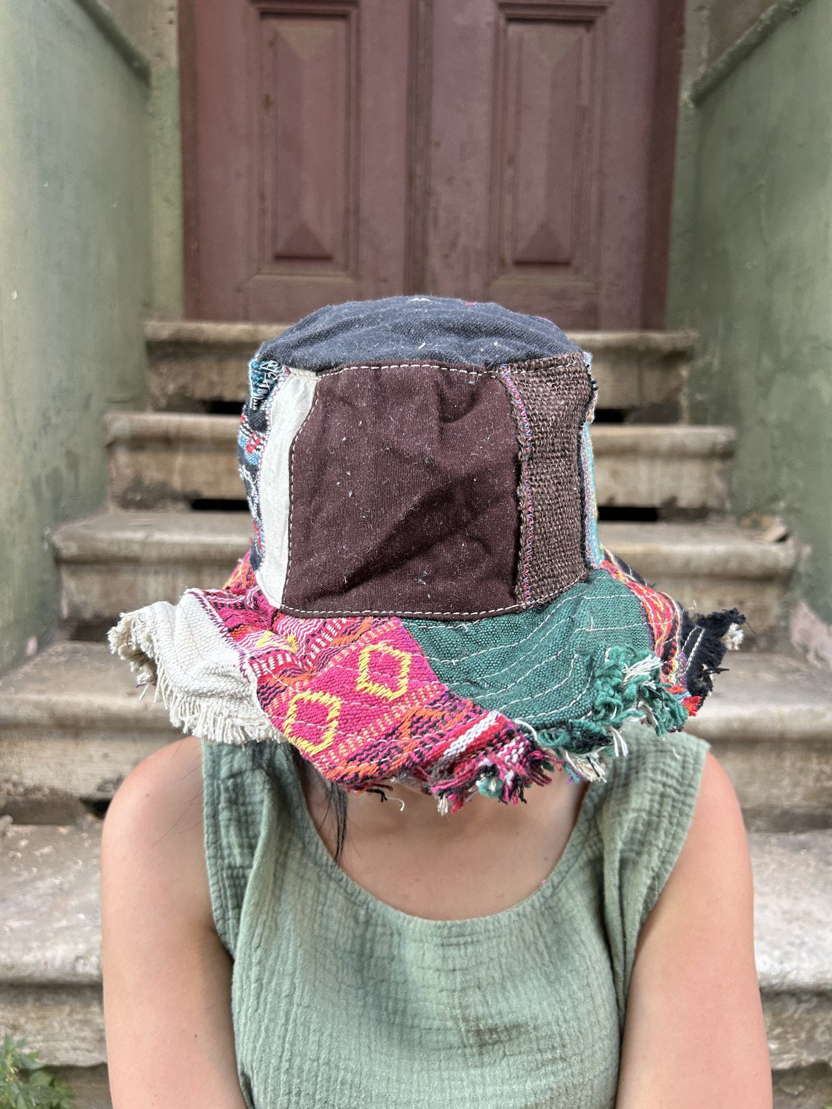 Unisex Nepal Pure Hemp lacivert kahve patchwork şapka, %100 pamuk ve hemp kumaşlardan el yapımı, farklı renk ve desenlerle bohem tarzda.