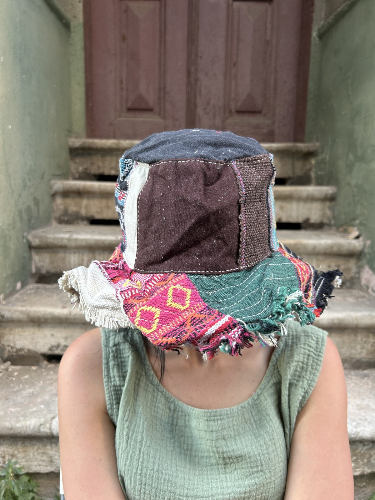 Unisex Nepal Pure Hemp lacivert kahve patchwork şapka, %100 pamuk ve hemp kumaşlardan el yapımı, farklı renk ve desenlerle bohem tarzda.