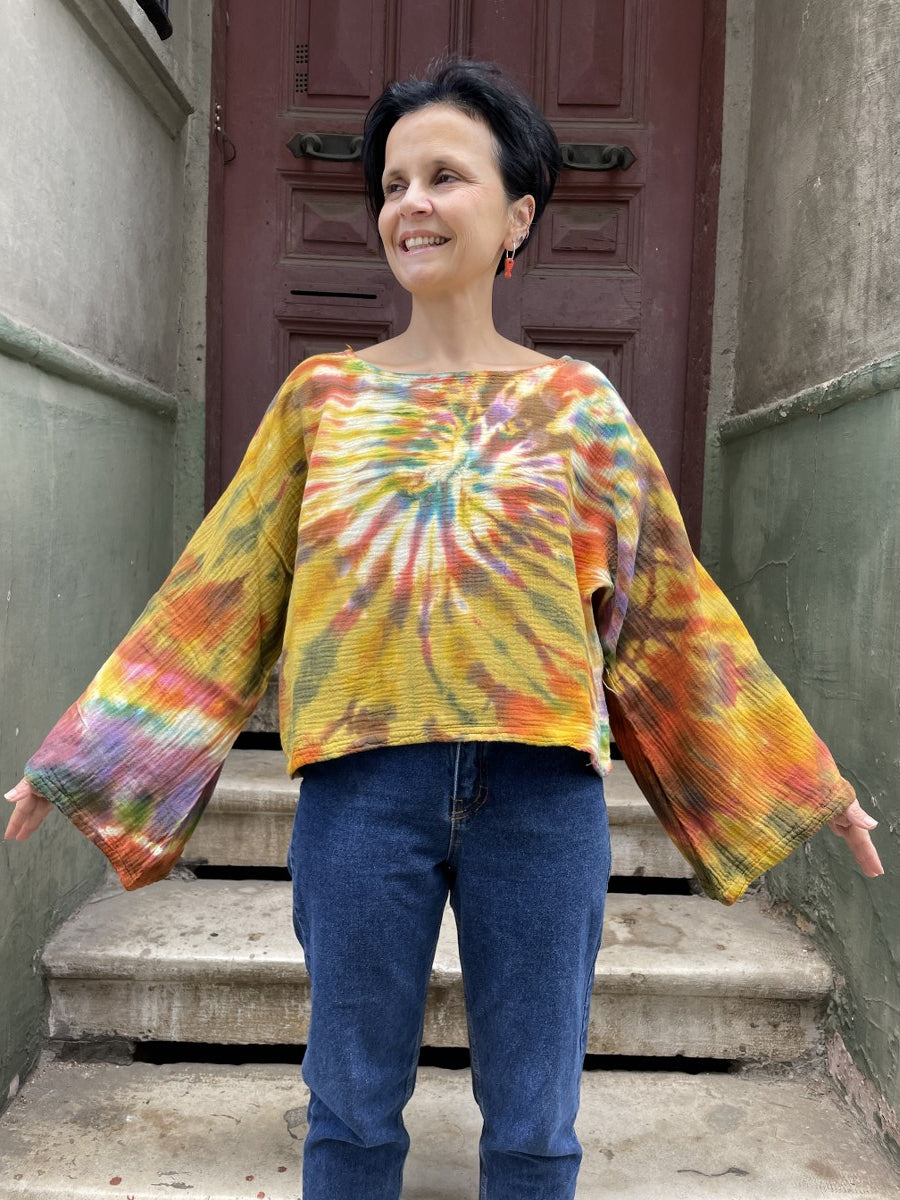 Batik Müslin Bluz – “Aurora” | El Boyaması, Renkli ve Tek Parça Bohem Tasarım