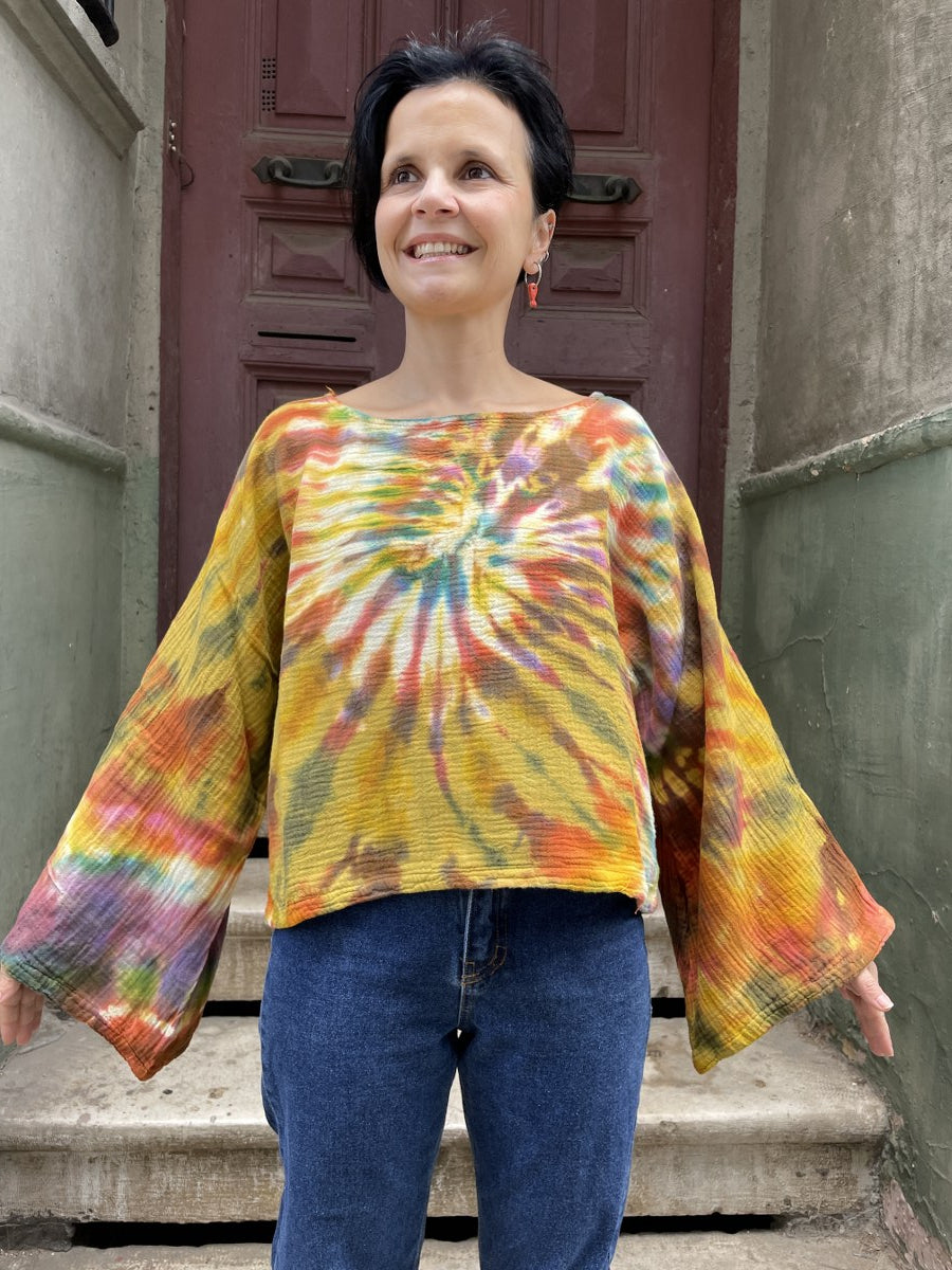 Batik Müslin Bluz – “Aurora” | El Boyaması, Renkli ve Tek Parça Bohem Tasarım