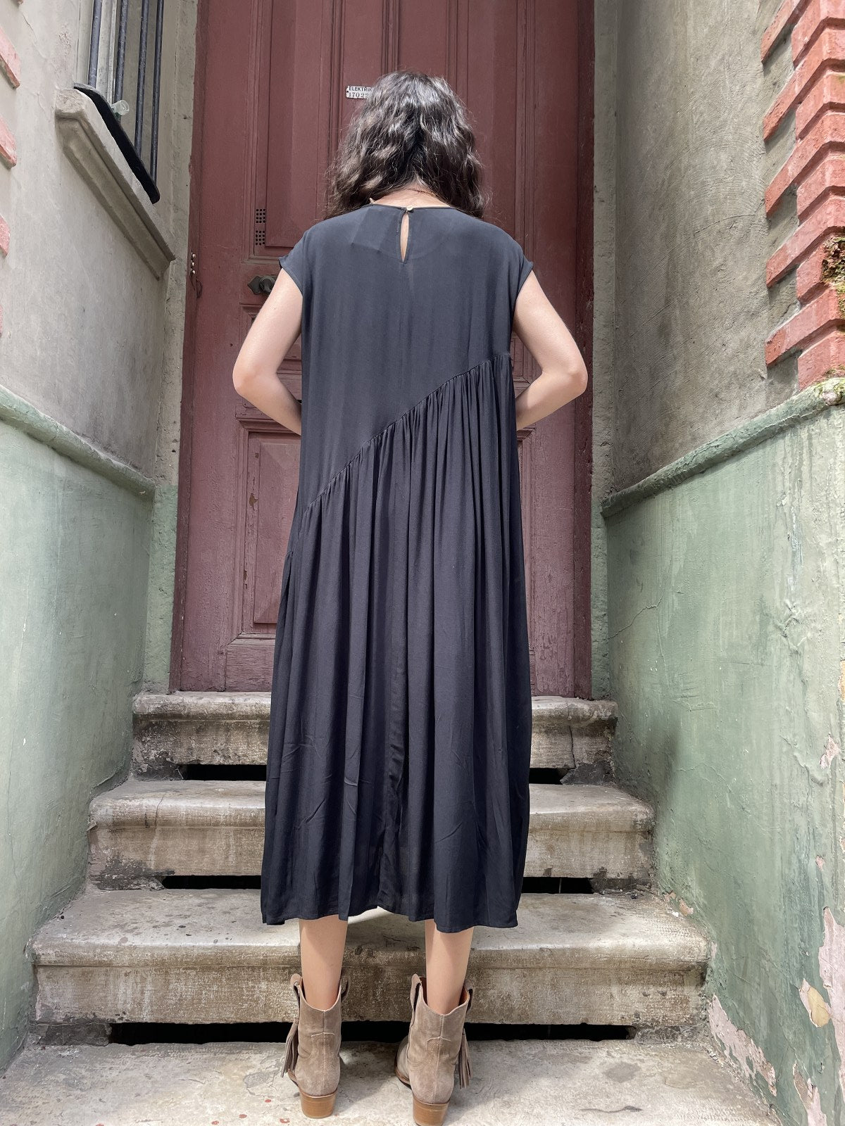 Bohem Yandan Yırtmaçlı Siyah Elbise