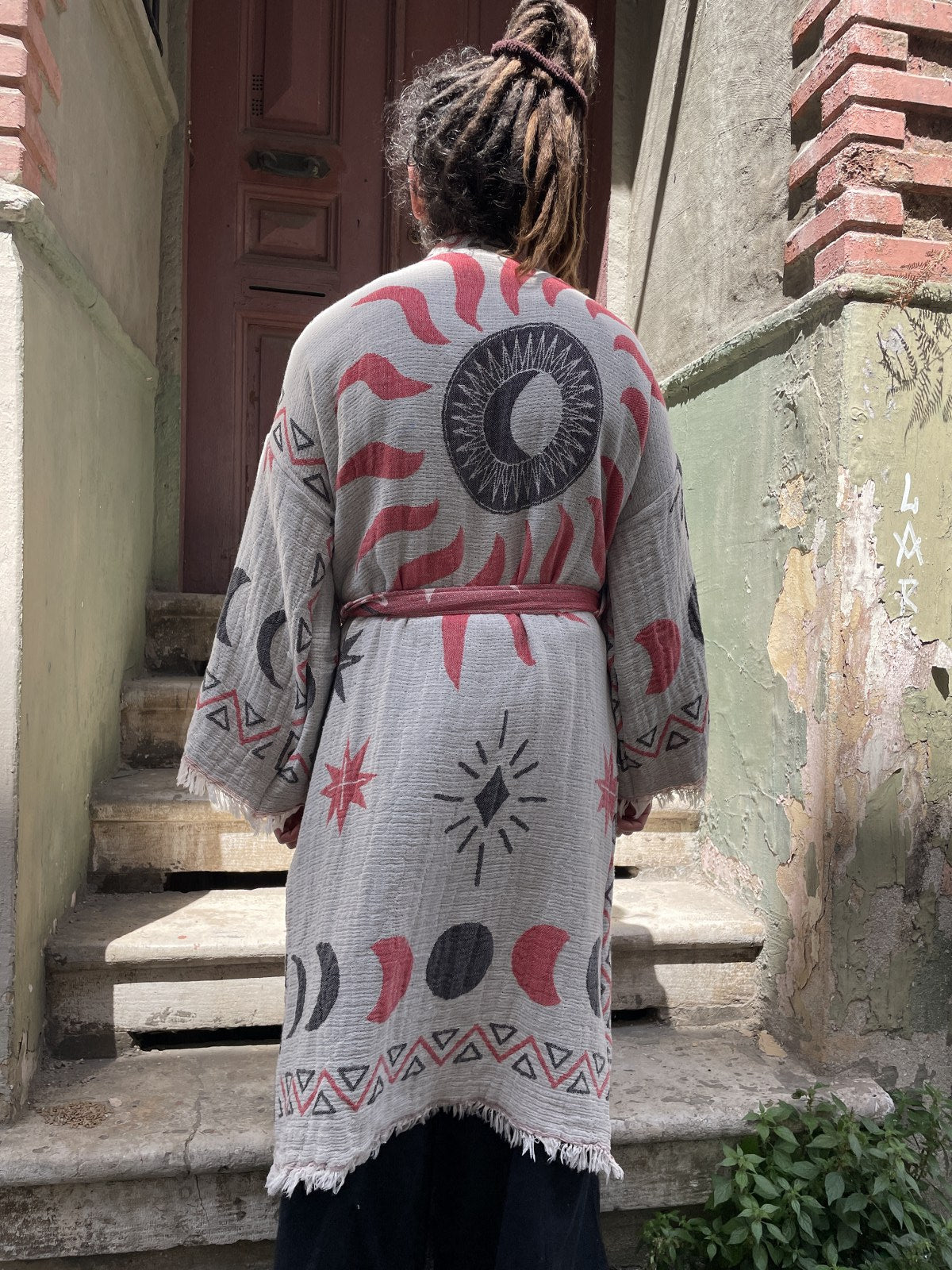 Unisex Bohem Ay & Güneş Desenli Erkek Kimono Kaftan Ceket – Kırmızı Gri