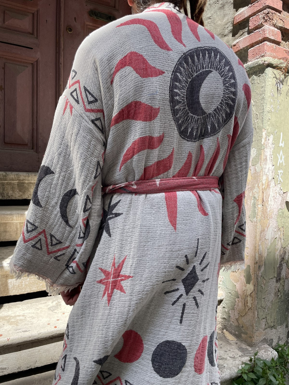 Unisex Bohem Ay & Güneş Desenli Erkek Kimono Kaftan Ceket – Kırmızı Gri