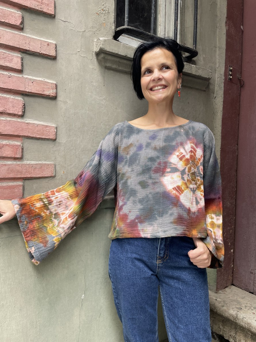 Batik Müslin Bluz – “Zenith” | Gri Desenli, El Boyaması, Bohem Tarz