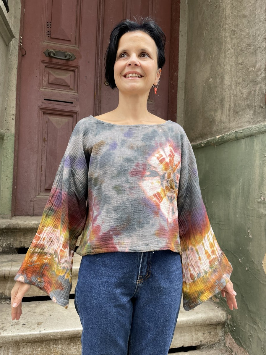 Batik Müslin Bluz – “Zenith” | Gri Desenli, El Boyaması, Bohem Tarz