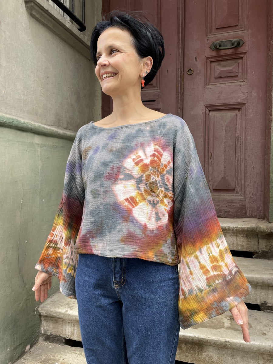 Batik Müslin Bluz – “Zenith” | Gri Desenli, El Boyaması, Bohem Tarz