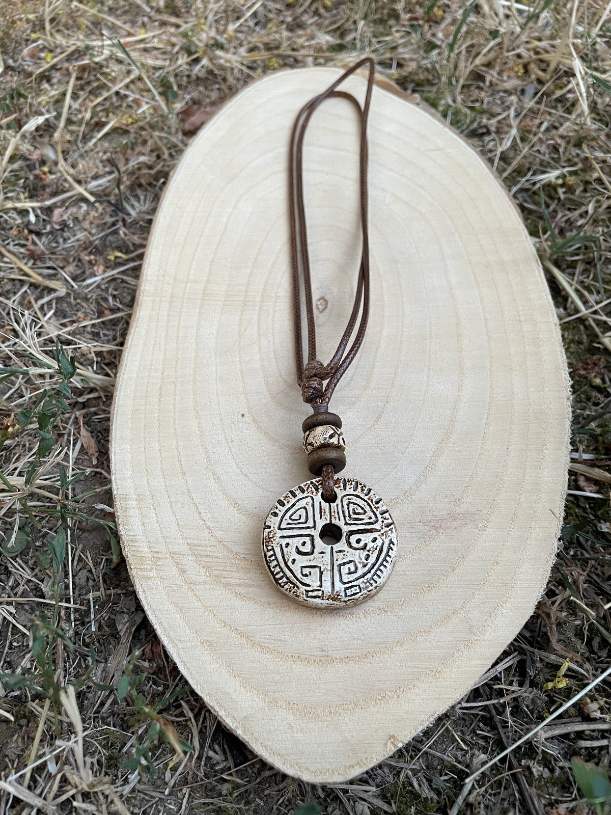 El Yapımı Seramik Daire Krem Kolye