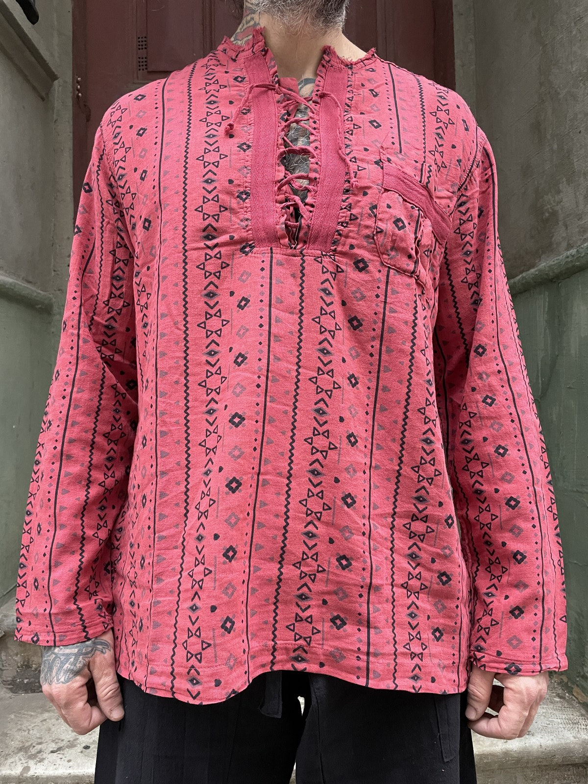 Etnik Desenli Bağcıklı Kırmızı Bohem Erkek Gömlek