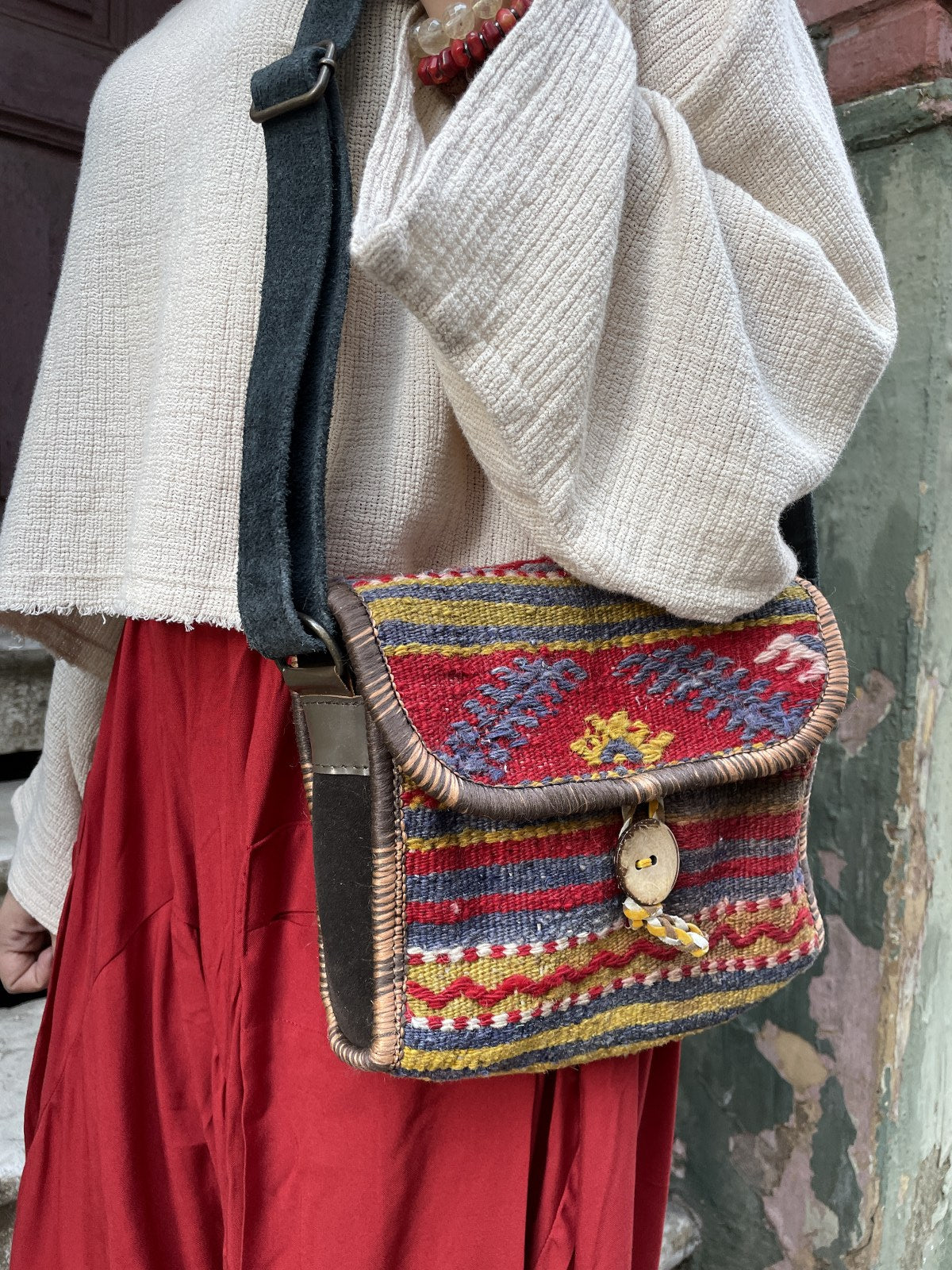 Bohem Kırmızı Desenli Deri Kilim Omuz Çantası