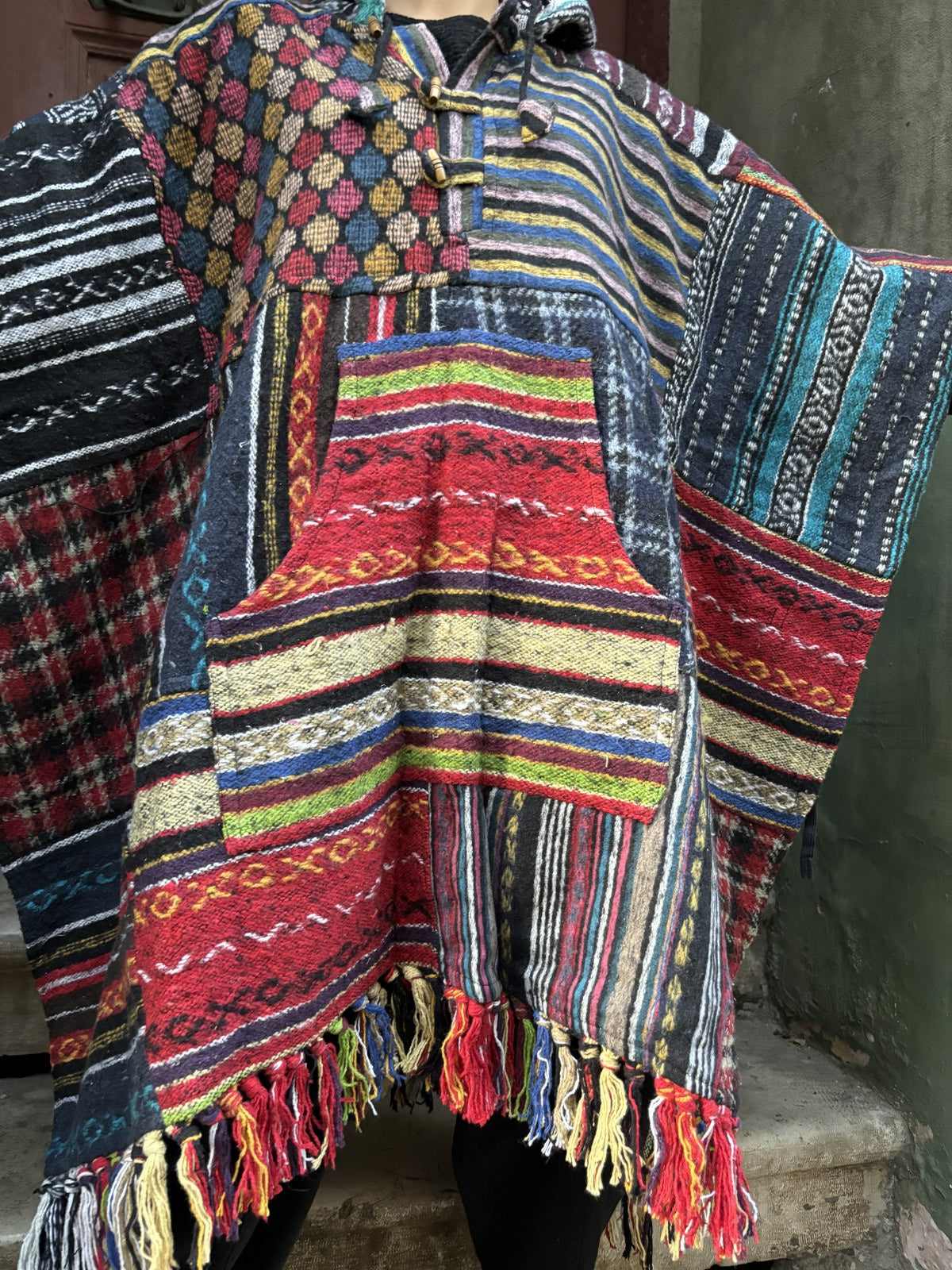Unisex El Yapımı Patchwork Nepal Kırmızı Gheri Kapüşonlu Panço