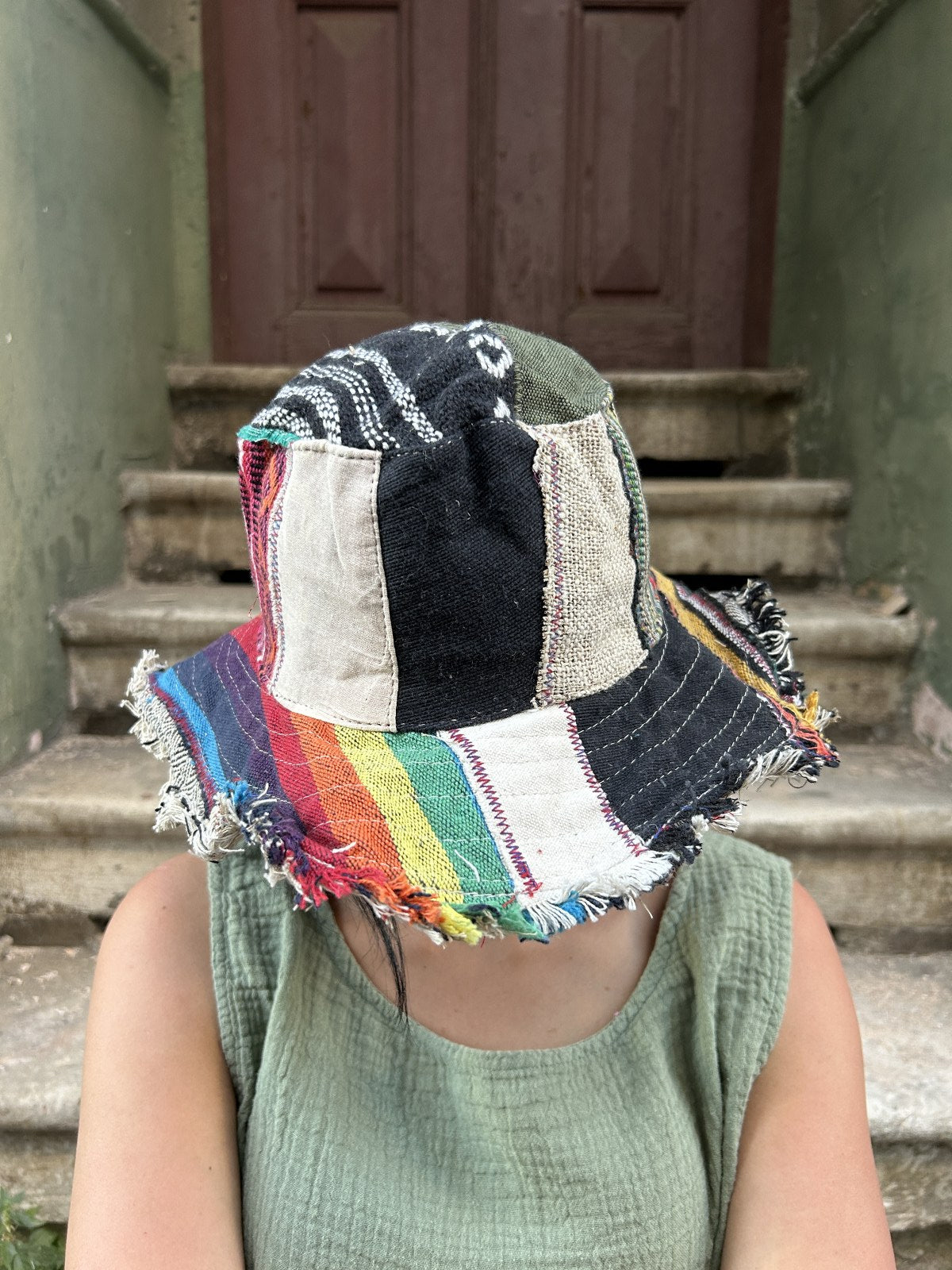 Unisex Nepal Pure Hemp siyah renkli patchwork şapka, %100 pamuk ve hemp kumaşlardan el yapımı, farklı renk ve desenlerle bohem tarzda.