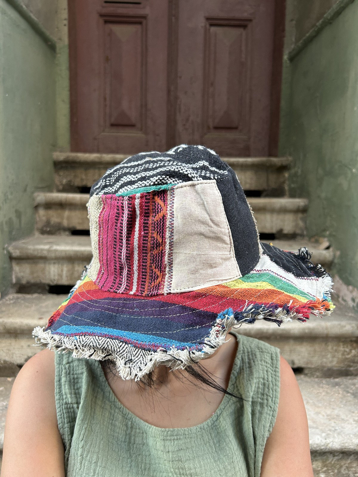 Unisex Nepal Pure Hemp siyah renkli patchwork şapka, %100 pamuk ve hemp kumaşlardan el yapımı, farklı renk ve desenlerle bohem tarzda.