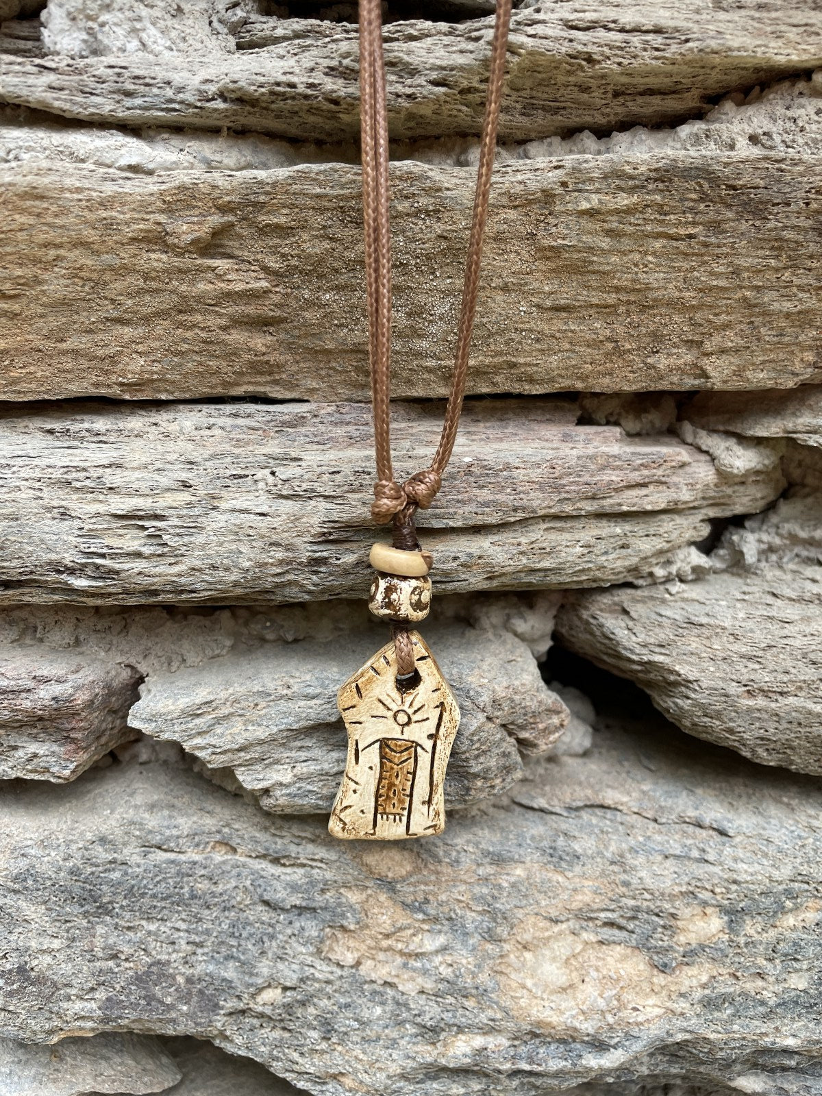 Savaşcı Kadın Sembollü El Yapımı Seramik Kolye