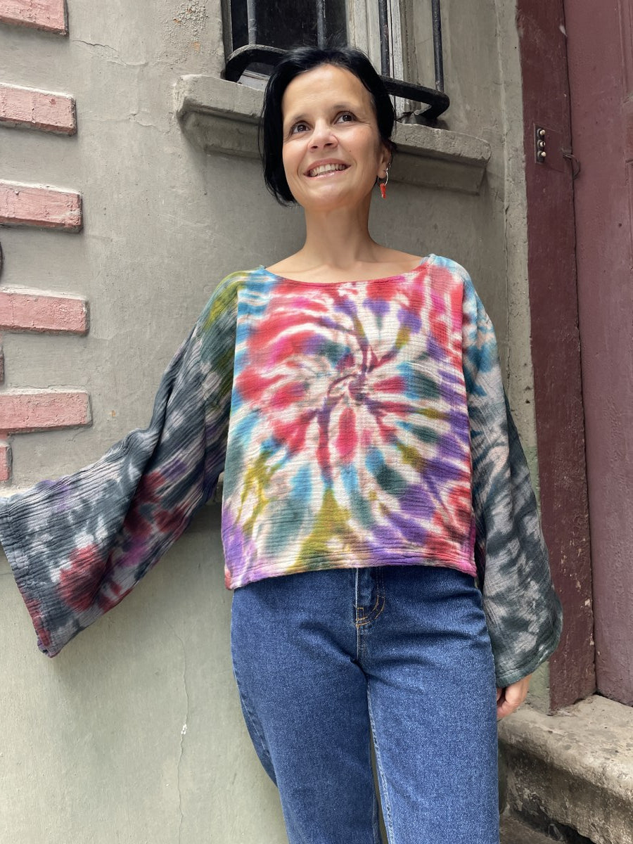 Batik Müslin Bluz – “Vortex” | El Boyaması, Renkli Spiral Desenli Bohem Tasarım