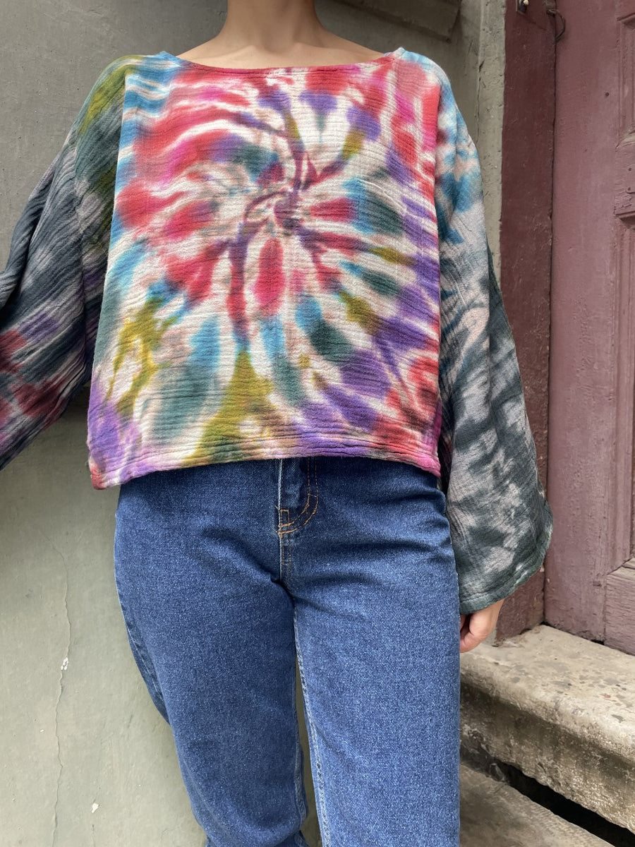 Batik Müslin Bluz – “Vortex” | El Boyaması, Renkli Spiral Desenli Bohem Tasarım