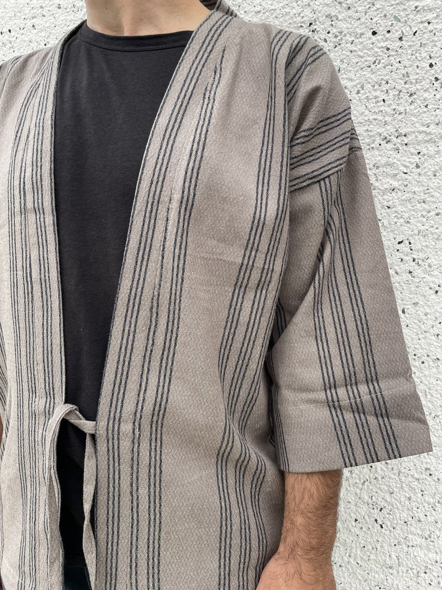 Erkek Kimono Toprak Huzuru – Bej Çizgili, Doğal Kumaş, Sürdürülebilir Üretim