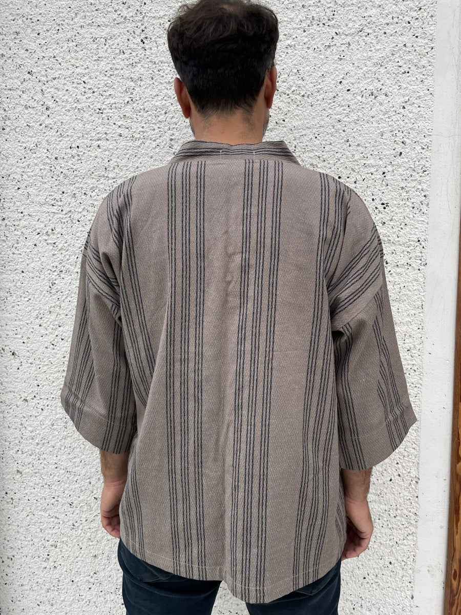 Erkek Kimono Toprak Huzuru – Bej Çizgili, Doğal Kumaş, Sürdürülebilir Üretim