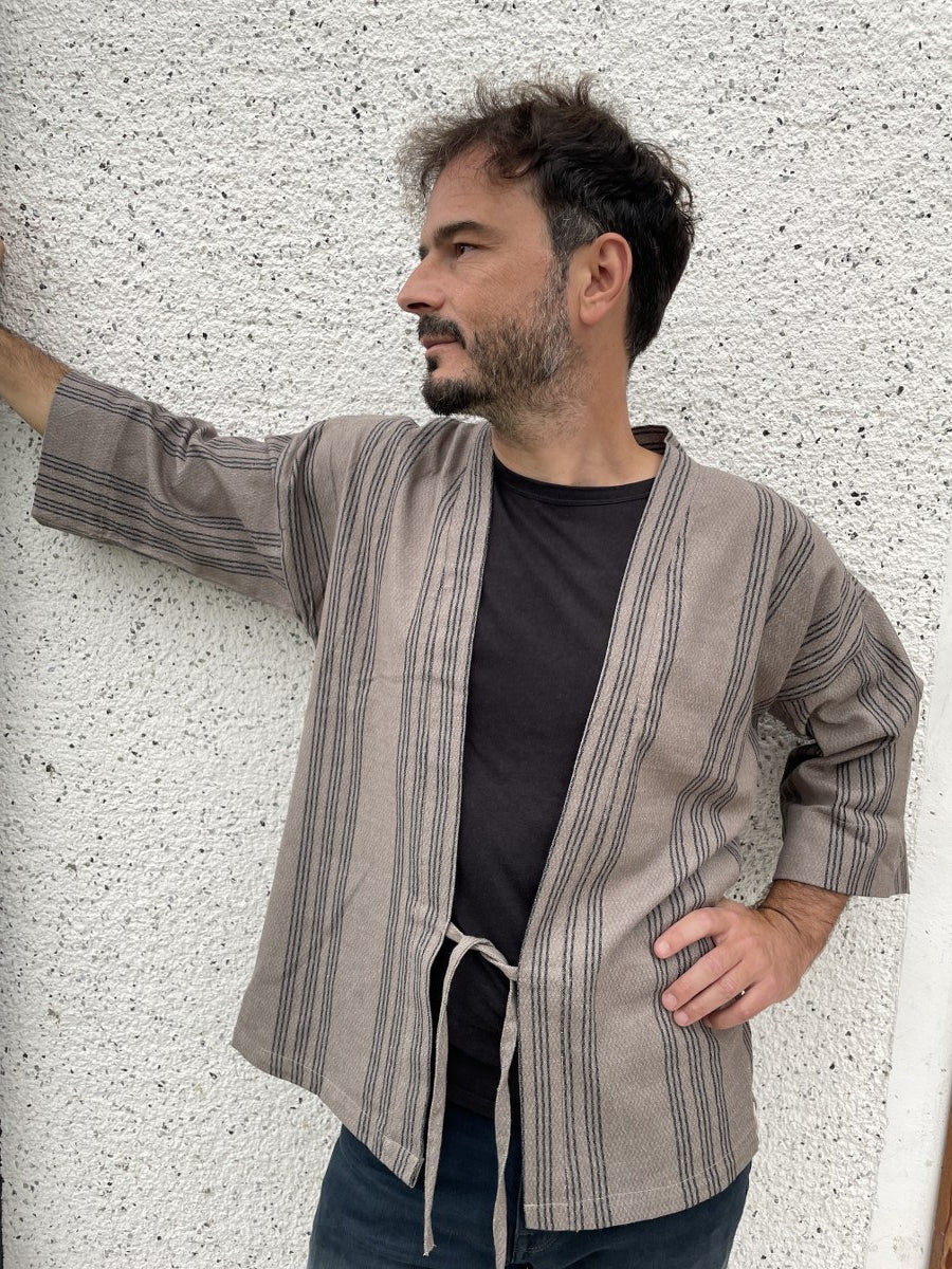 Erkek Kimono Toprak Huzuru – Bej Çizgili, Doğal Kumaş, Sürdürülebilir Üretim