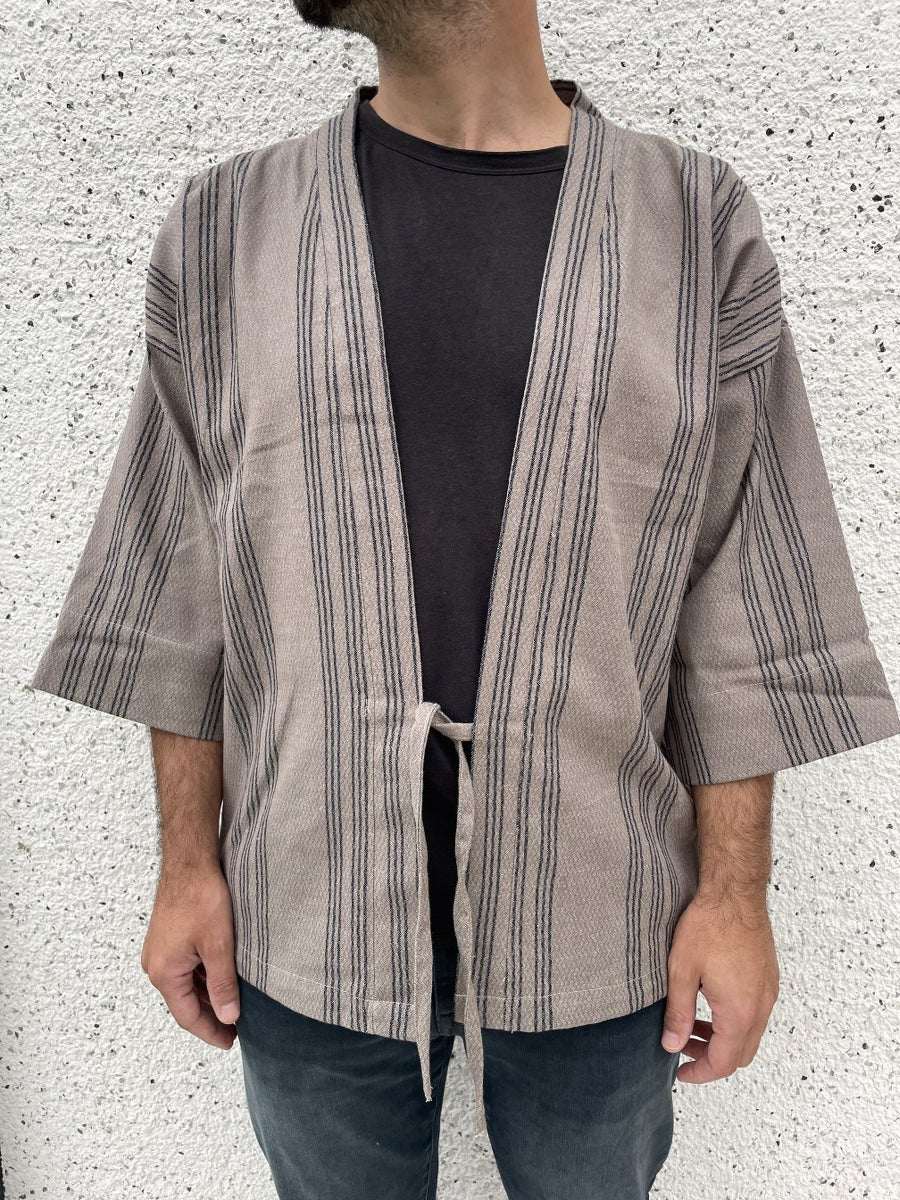 Erkek Kimono Toprak Huzuru – Bej Çizgili, Doğal Kumaş, Sürdürülebilir Üretim
