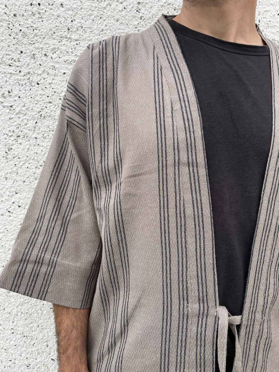 Erkek Kimono Toprak Huzuru – Bej Çizgili, Doğal Kumaş, Sürdürülebilir Üretim