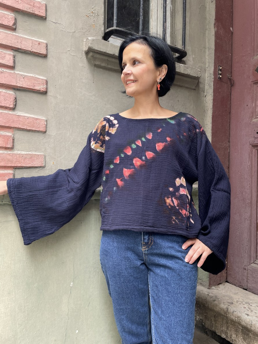 Batik Müslin Bluz – “Astra” – El Boyaması Lacivert Bohem Tasarım
