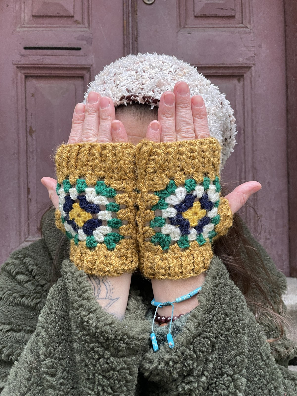 Bohem Motifli Parmaksız Hardal Yeşil Eldiven