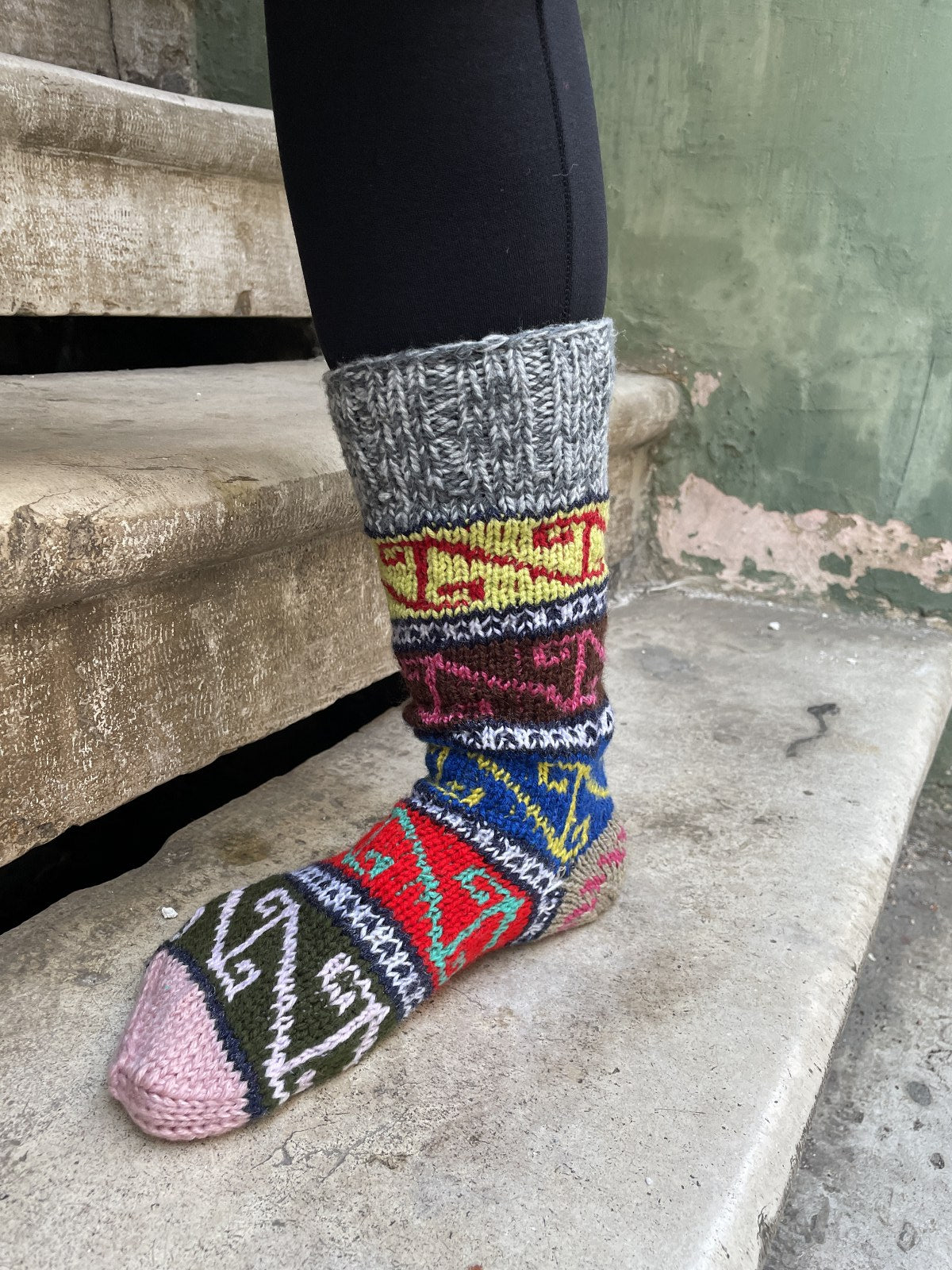 Etnik Desenli Yün Gri Beyaz Sarı Çorap