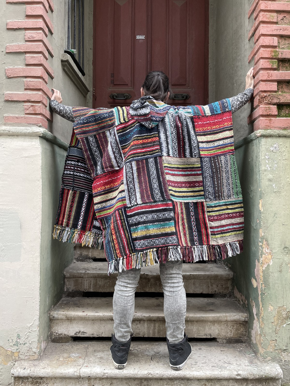 Unisex Nepal Gheri Siyah Beyaz Kırmızı Panço