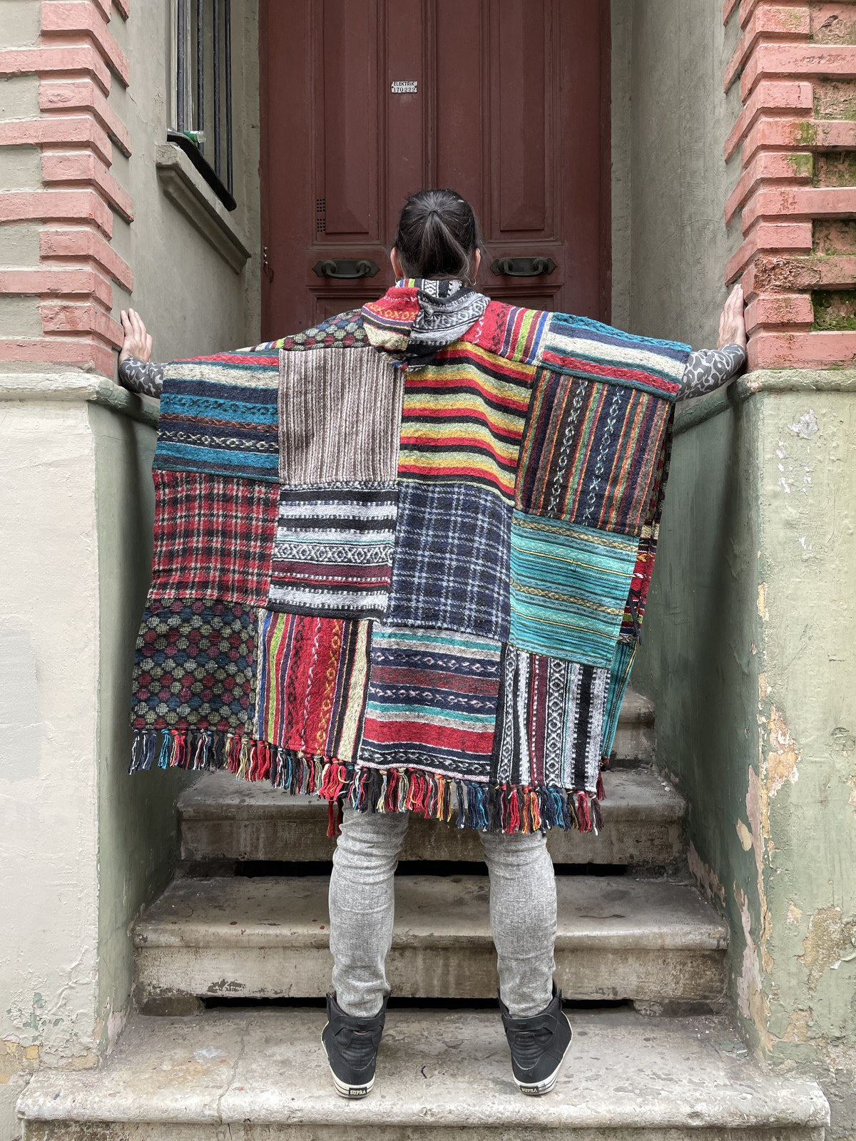 Unisex Nepal Gheri Siyah Beyaz Kırmızı Panço