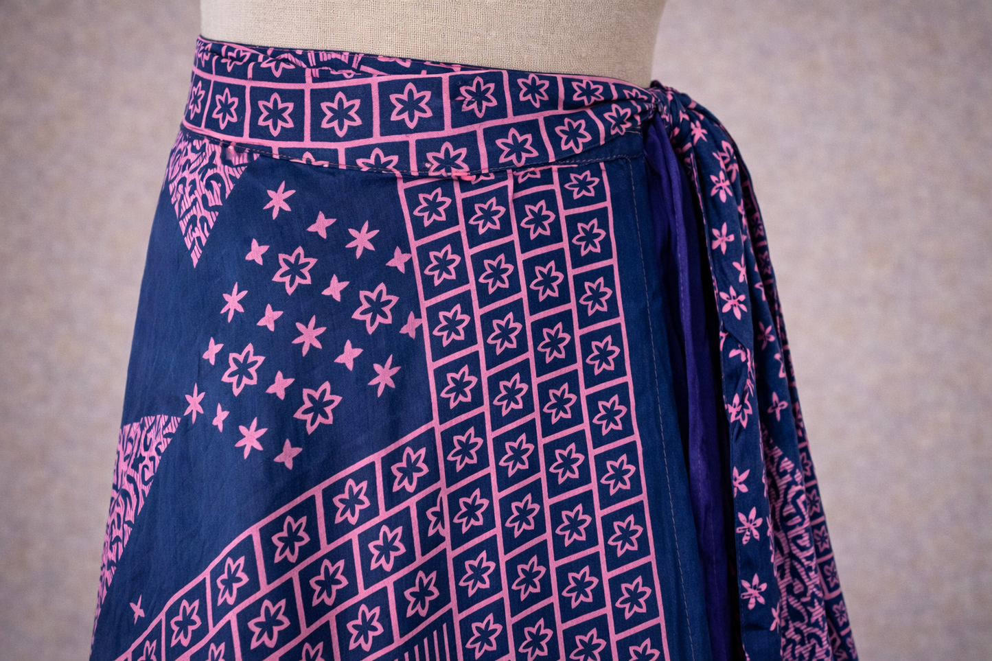 Çift Taraflı Bağlamalı İpek Etek – Mavi Desenli (Nepal)