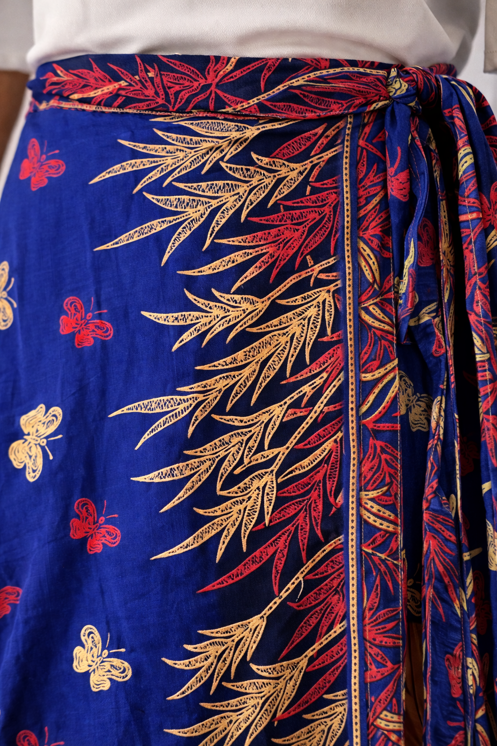 Çift Taraflı Bağlamalı İpek Etek – Mavi Kelebek Desenli (Nepal)