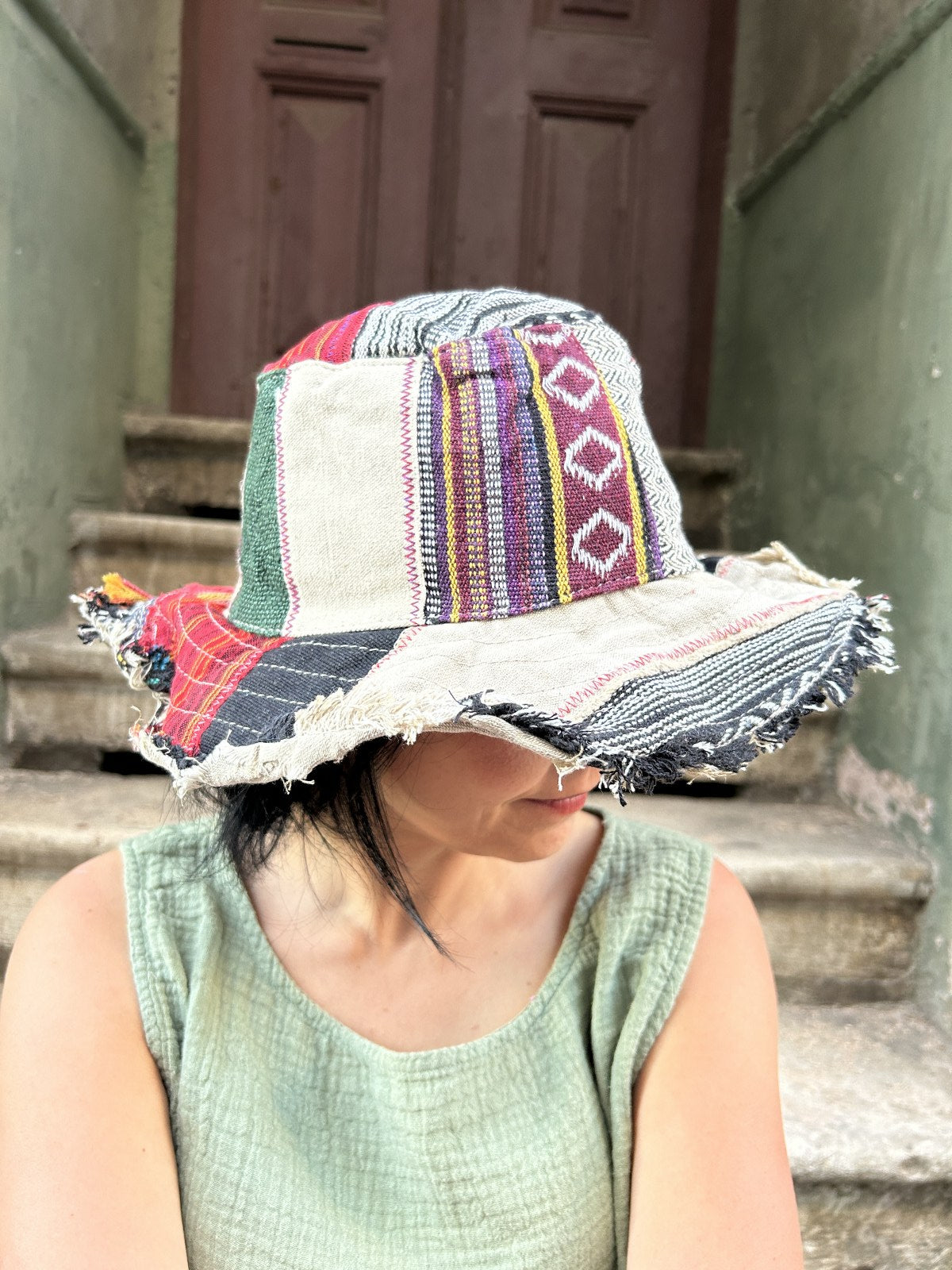 Unisex Nepal Pure Hemp gri kırmızı patchwork şapka, %100 pamuk ve hemp kumaşlardan el yapımı, farklı renk ve desenlerle bohem tarzda.