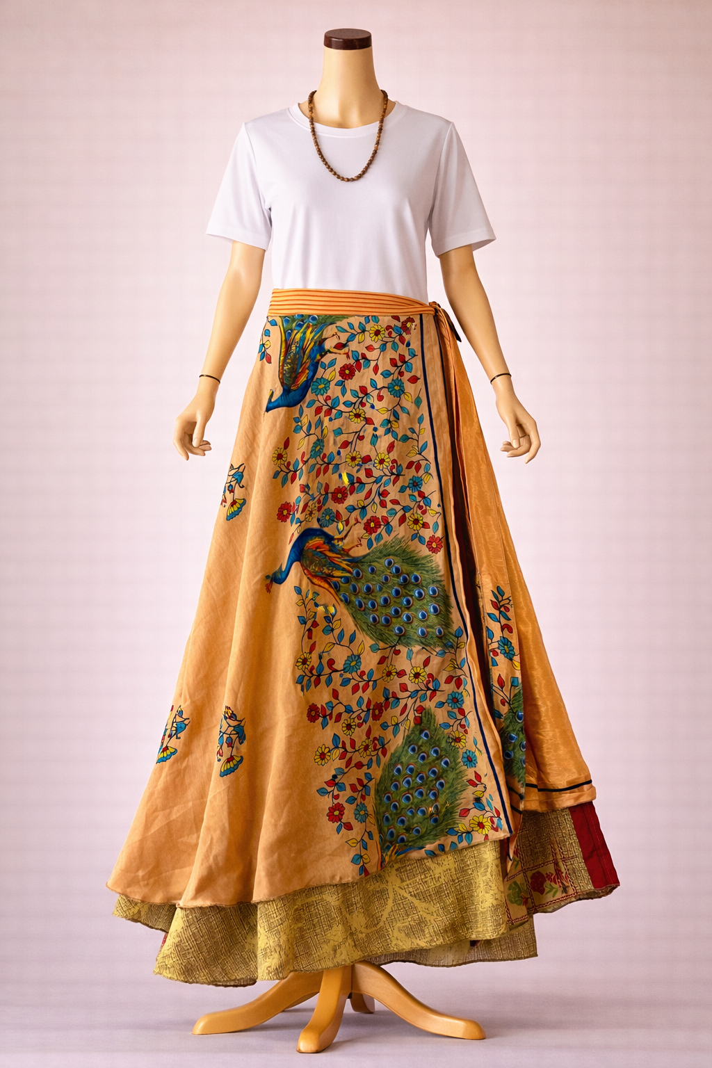 Çift Taraflı Bağlamalı İpek Etek – Somon Sarı Tavuskuşu Desenli (Nepal)