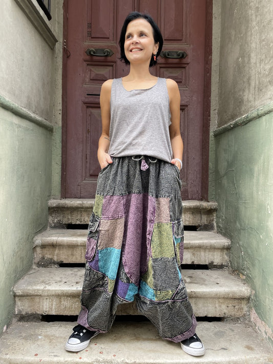 Kadınlar için Nepal patchwork şalvar. Taşlanmış kumaş, bol cep, salaş kesim ve ayarlanabilir bel ile S–XL arası bedenlere uyumlu. Bohem stil ile günlük konfor birleşiyor.