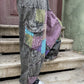 Kadınlar için Nepal patchwork şalvar. Taşlanmış kumaş, bol cep, salaş kesim ve ayarlanabilir bel ile S–XL arası bedenlere uyumlu. Bohem stil ile günlük konfor birleşiyor.